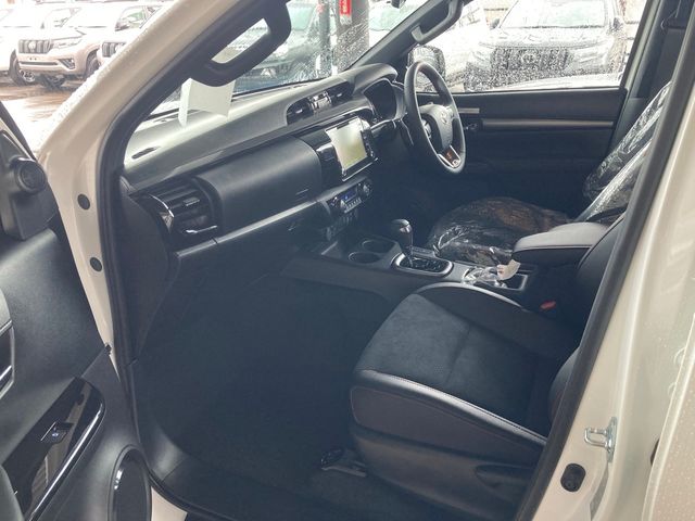 Toyota HILUX 2023-06 8353-28