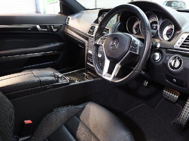 Mercedes Benz E-CLASS 2015-10 24402-11