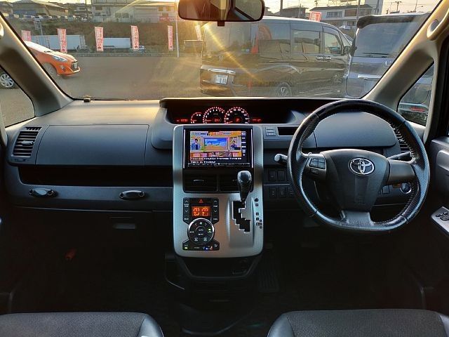 Toyota VOXY 2013-11 186888-1
