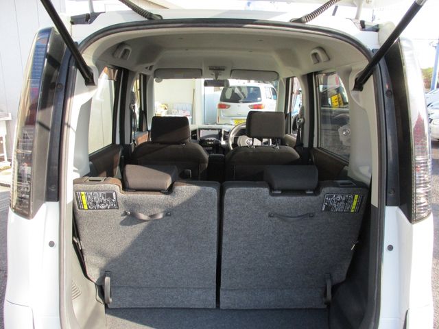 Nissan ROOX 2011-06 11856-9