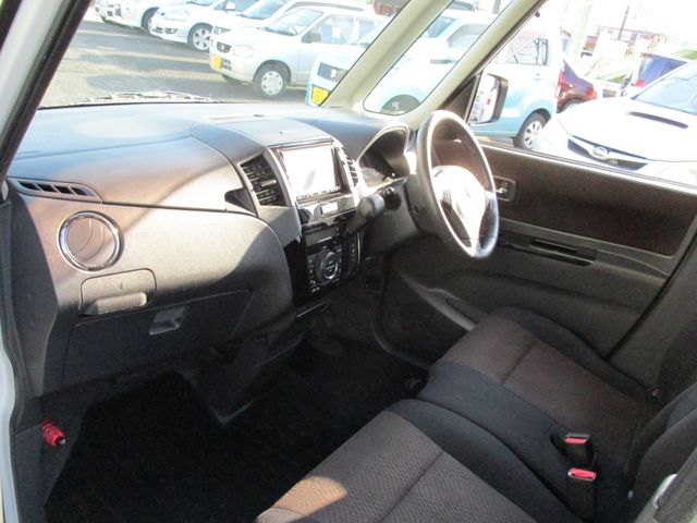 Nissan ROOX 2011-06 11856-3