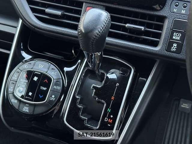 Toyota VOXY 2018-11 230342-15