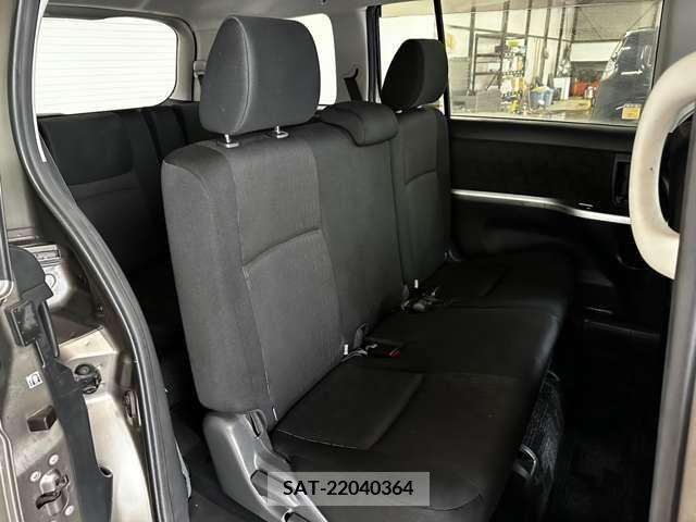 Toyota ISIS 2012-12 321093-7