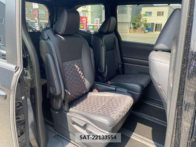Toyota VOXY 2023-10 378183-6