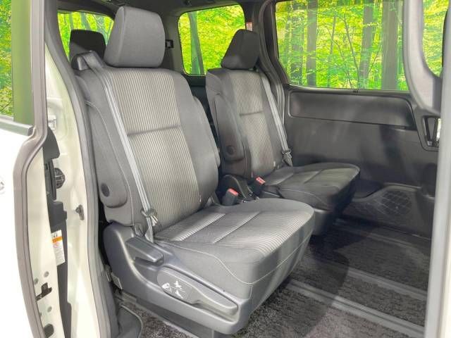 Toyota VOXY 2018-10 19916-9