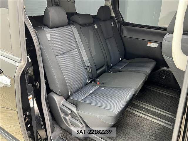 Toyota VOXY 2014-12 331324-9