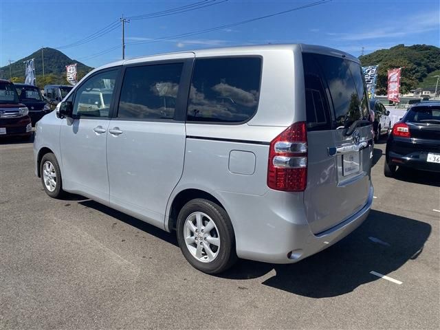 Toyota NOAH 2012-02 27748-13