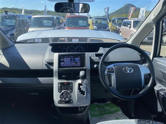 Toyota NOAH 2012-02 27748-1