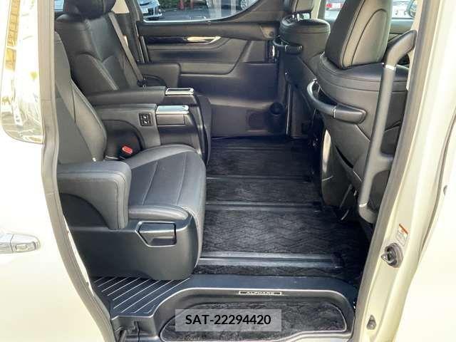 Toyota ALPHARD 2021-10 215924-14