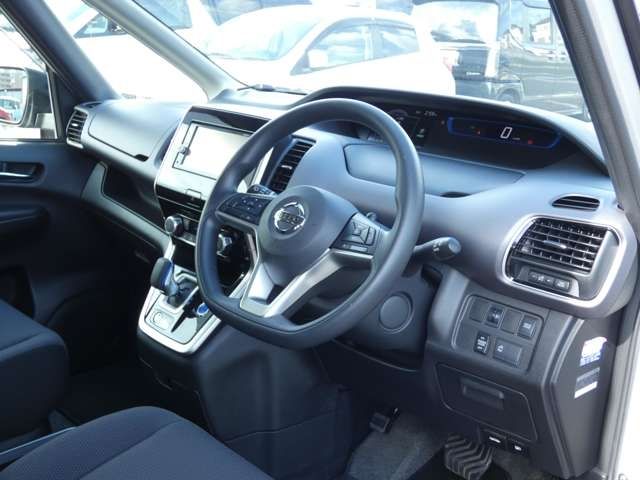 Nissan SERENA 2018-01 6815-12