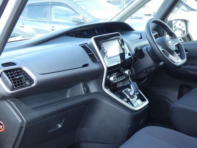 Nissan SERENA 2018-01 6815-11