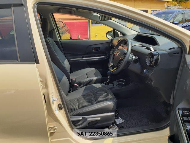 Toyota AQUA 2017-09 395701-1