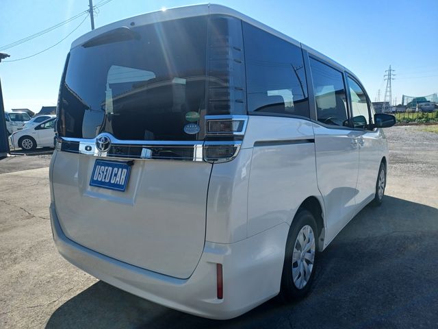 Toyota VOXY 2018-10 10771-2