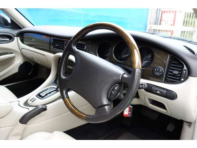 Jaguar XJ SERIES 2000-07 3022-10