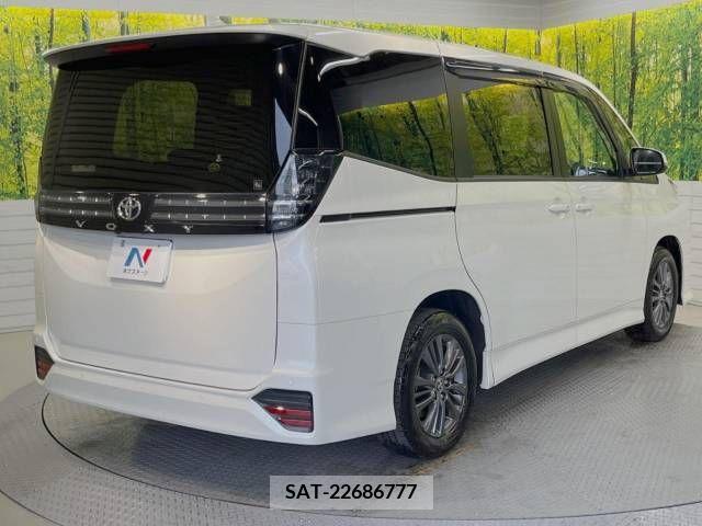 Toyota VOXY 2022-12 335883-18