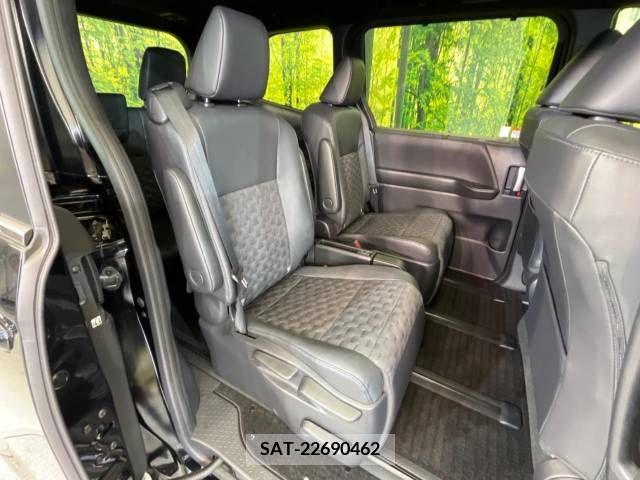 Toyota VOXY 2022-05 332948-8
