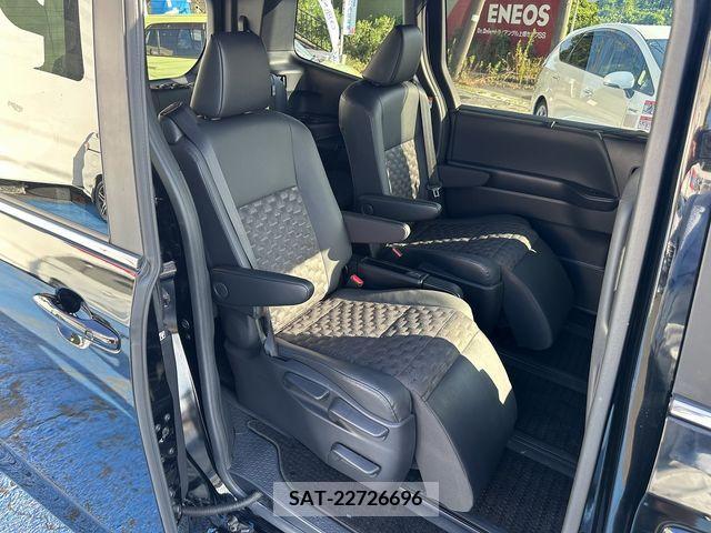 Toyota VOXY 2022-03 370298-10