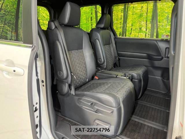Toyota VOXY 2023-03 394941-9