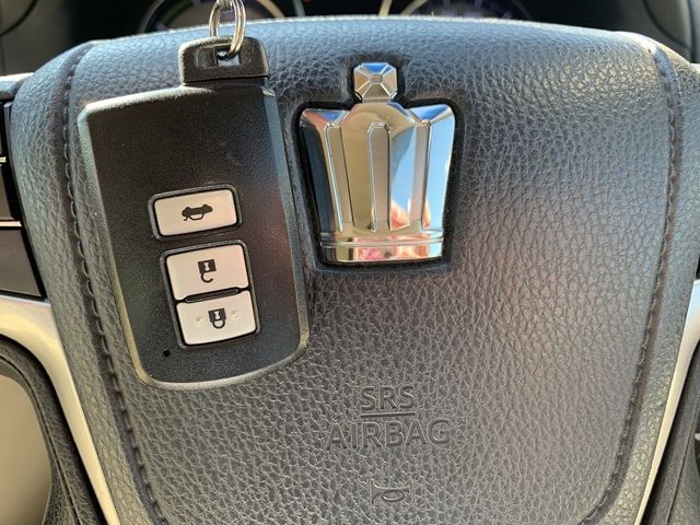 Toyota CROWN MAJESTA 2013-10 8865-27