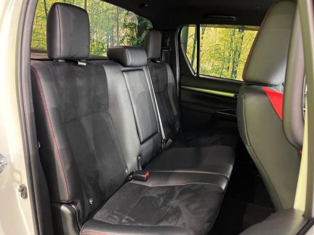 Toyota HILUX 2022-09 15958-10