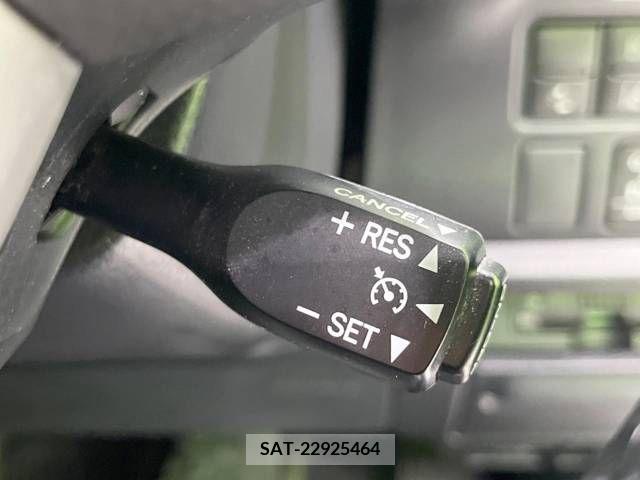 Toyota VOXY 2018-10 321576-5