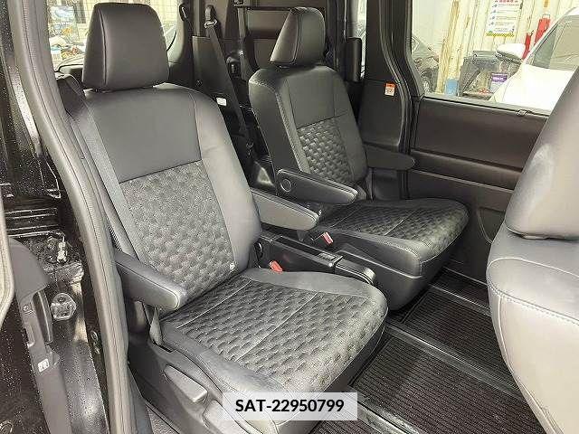 Toyota VOXY 2022-09 378519-9