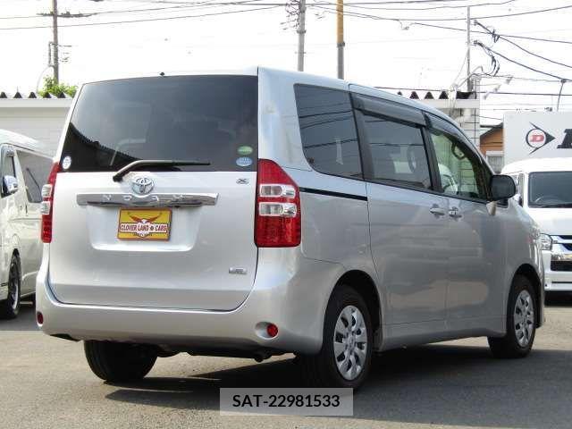 Toyota NOAH 2013-06 279506-3