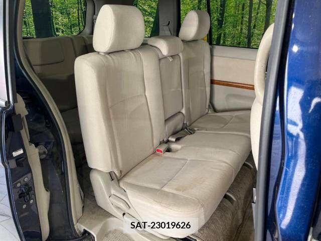 Toyota ISIS 2008-09 299979-9