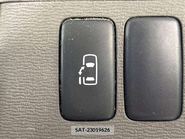 Toyota ISIS 2008-09 299979-2