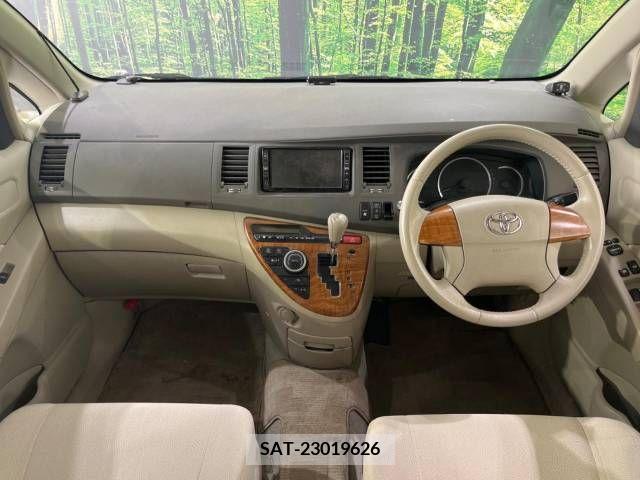 Toyota ISIS 2008-09 299979-1