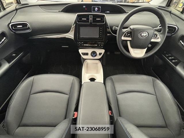 Toyota PRIUS 2016-06 330340-1