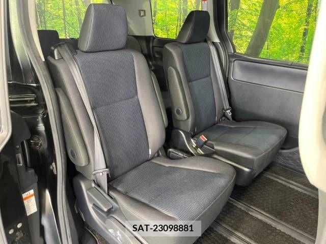 Toyota VOXY 2016-04 349613-9