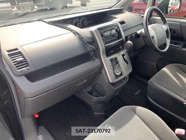 Toyota VOXY 2010-03 379356-15