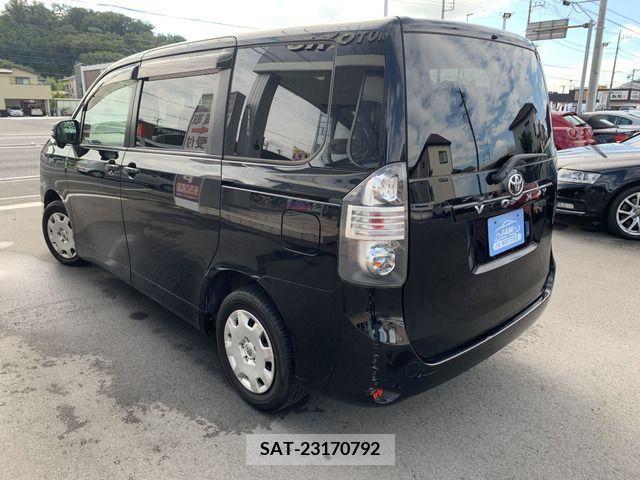 Toyota VOXY 2010-03 379356-1