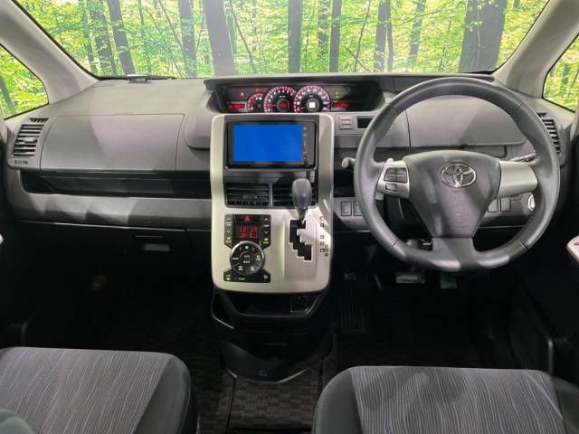 Toyota VOXY 2011-07 13275-1