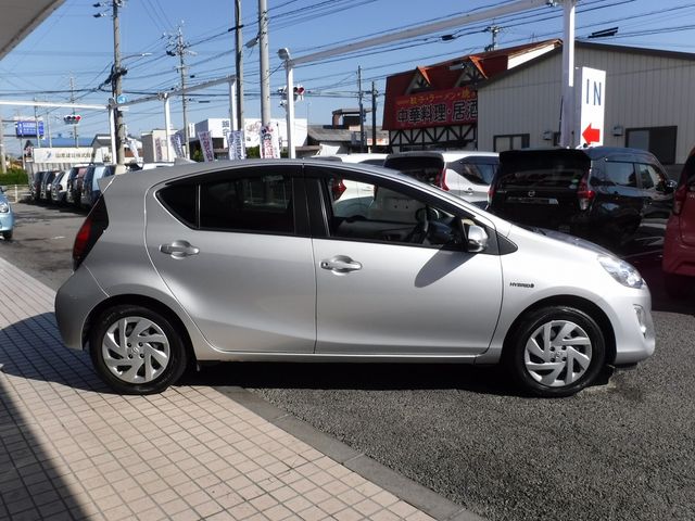 Toyota AQUA 2015-06 13585-3