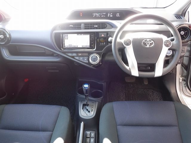 Toyota AQUA 2015-06 13585-1