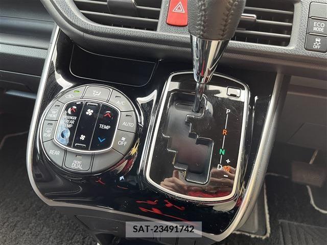 Toyota VOXY 2021-11 209361-14