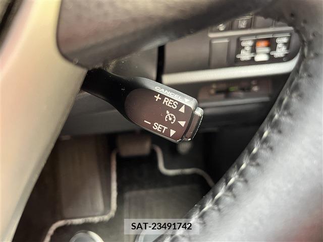 Toyota VOXY 2021-11 209361-9