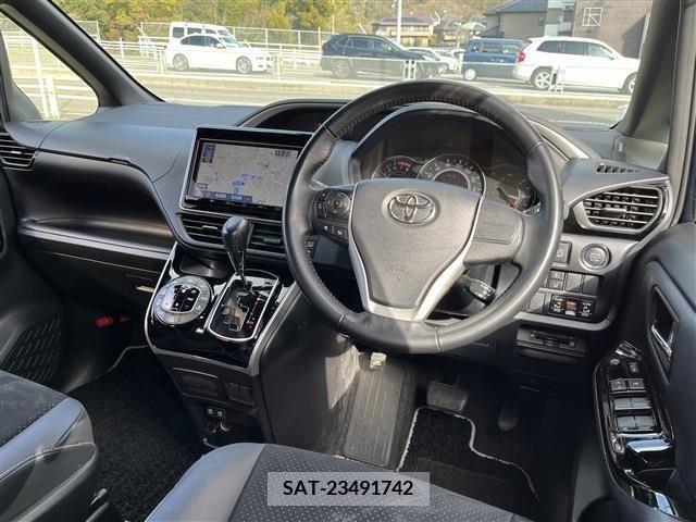 Toyota VOXY 2021-11 209361-2