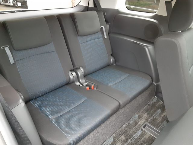 Toyota ISIS 2014-01 5845-8