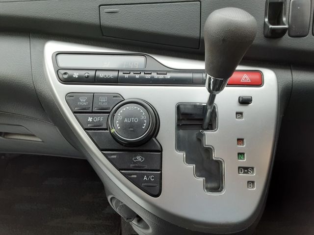 Toyota ISIS 2014-01 5845-12
