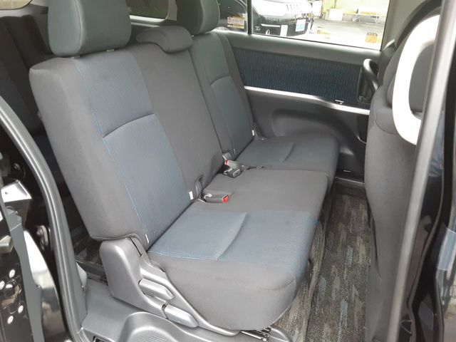Toyota ISIS 2014-01 5845-7