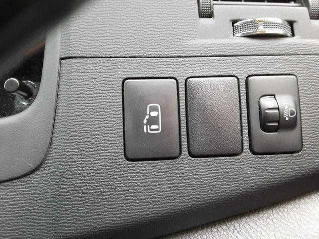 Toyota ISIS 2014-01 5845-15
