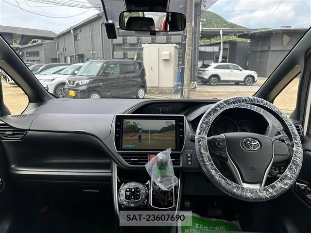 Toyota VOXY 2021-08 288854-1