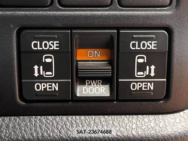Toyota NOAH 2018-03 321543-3
