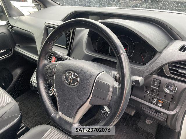 Toyota NOAH 2017-10 219558-8