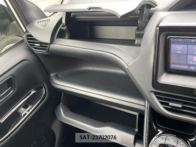Toyota NOAH 2017-10 219558-20