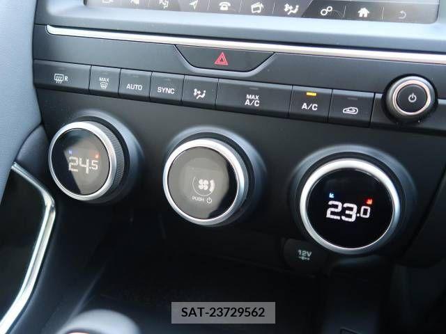 Jaguar E-PACE 2018-08 383173-12