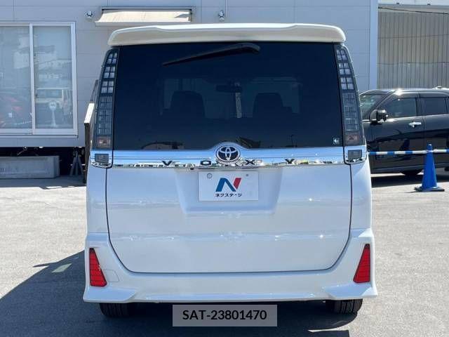 Toyota VOXY 2015-11 257096-18